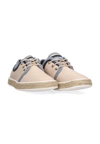 Zapatillas de lona beige con acentos azules, diseño con cordones y suelas envueltas en yute. Presentan puntera redonda y costuras en contraste.