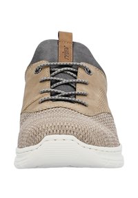 Baskets beige clair avec un upper en tricot texturé, des accents en daim, une languette en toile grise et des œillets noirs. Semelle blanche avec des rainures discrètes.