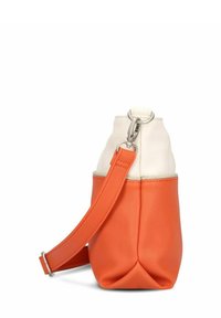 Kleine Lederhandtasche mit orangefarbener Körper und weißem Deckel, ausgestattet mit einem abnehmbaren orangefarbenen Tragegurt und einem silbernen Metallverschluss auf einem weißen Hintergrund.