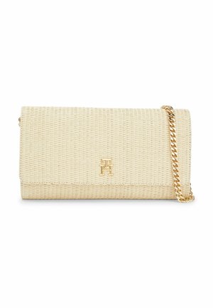 Beige geweven clutch met goudkleurige kettingriem en een klein gouden logoplaatje op de voorflap.