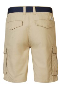 Shorts cargos beiges avec une ceinture tissée marine, dotés de deux poches arrière et de poches latérales. Tissu léger avec une texture lisse.