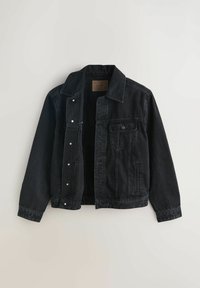 Mustast teksariidest jakk nööpidega kinnitusega, kahe küljetasku ja nööpkinnitusega rinnataskuga, esitatud heledal taustal.