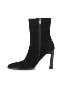 Stivale in suede nero alla caviglia con punta appuntita, tacco largo alto e chiusura con zip laterale.