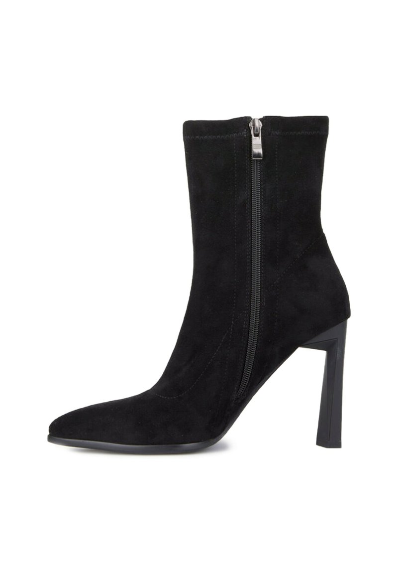 Stivale in suede nero alla caviglia con punta appuntita, tacco largo alto e chiusura con zip laterale.