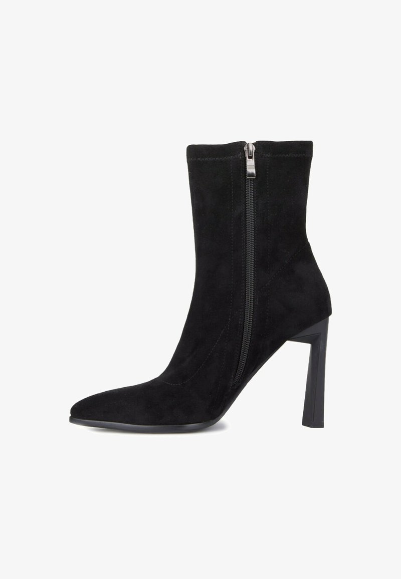 Stivale in suede nero alla caviglia con punta appuntita, tacco largo alto e chiusura con zip laterale.