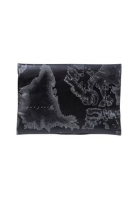 Borsa rettangolare nera con un motivo grigio astratto simile a una mappa e testo in corsivo su una superficie liscia.