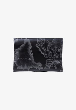 Borsa rettangolare nera con un motivo grigio astratto simile a una mappa e testo in corsivo su una superficie liscia.