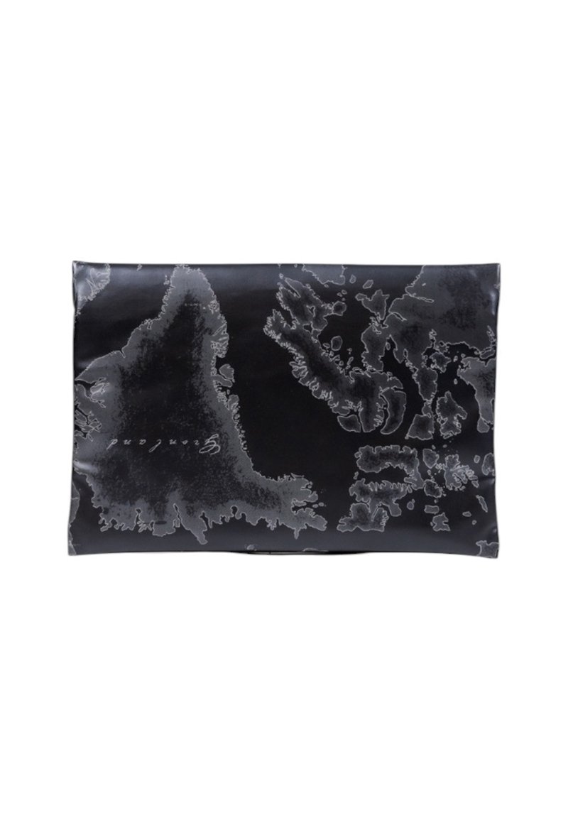 Borsa rettangolare nera con un motivo grigio astratto simile a una mappa e testo in corsivo su una superficie liscia.