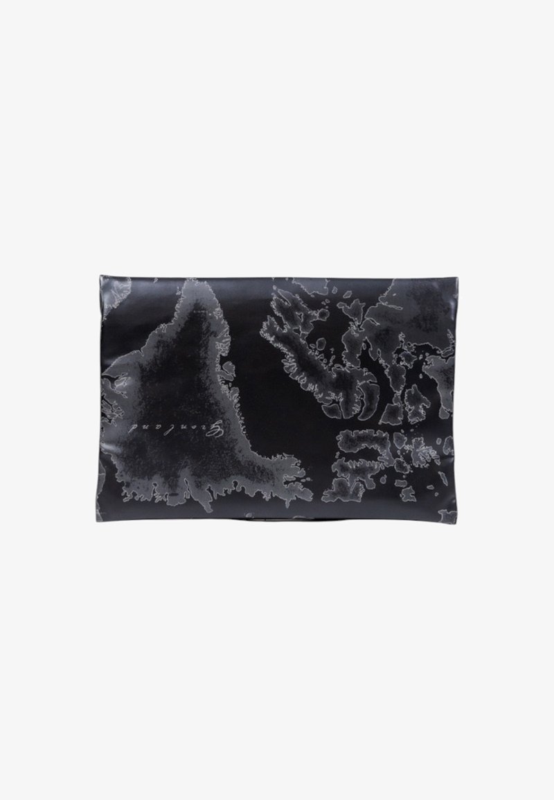 Borsa rettangolare nera con un motivo grigio astratto simile a una mappa e testo in corsivo su una superficie liscia.