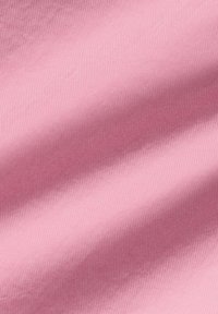 Testo di tessuto rosa con una superficie liscia e un luccichio sottile, caratterizzato da tonalità di rosa variabili che creano un effetto sfumato.