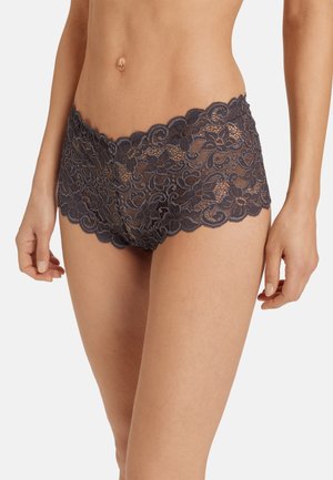 Lace boyshorts in donkergrijs hebben een gegolfde tailleband, een bloemenpatroon, een doorzichtige textuur en een aansluitende silhouet.