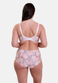 Ensemble de soutien-gorge à motif floral et culotte taille haute en doux rose pastel, avec des bretelles ajustables et une fermeture à crochets au dos.