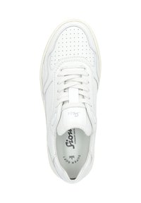 Sneaker bianco con tomaia perforata, chiusura con lacci, linguetta imbottita e suola strutturata. Logo stampato sulla soletta. Materiale in pelle liscia.