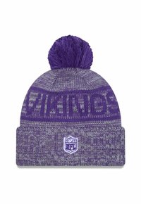 Lila gestrickte Mütze mit einem Pompon oben, die graue geometrische Muster aufweist und ein angenähtes NFL-Logo am vorderen Bündchen hat.