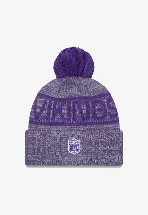 Berretto a maglia viola con pompon in cima, caratterizzato da motivi geometrici grigi e un logo NFL ricamato sul risvolto anteriore.