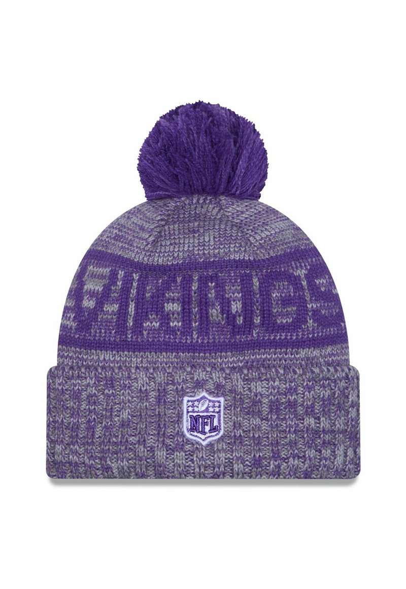 Lila gestrickte Mütze mit einem Pompon oben, die graue geometrische Muster aufweist und ein angenähtes NFL-Logo am vorderen Bündchen hat.