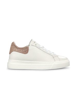 Weiße Leder-Sneaker mit runder Zehenpartie und flacher Sohle. Mit einem tanfarbenen Akzent an der Ferse, der mit kleinen Strasssteinen verziert ist. Schnürdesign.