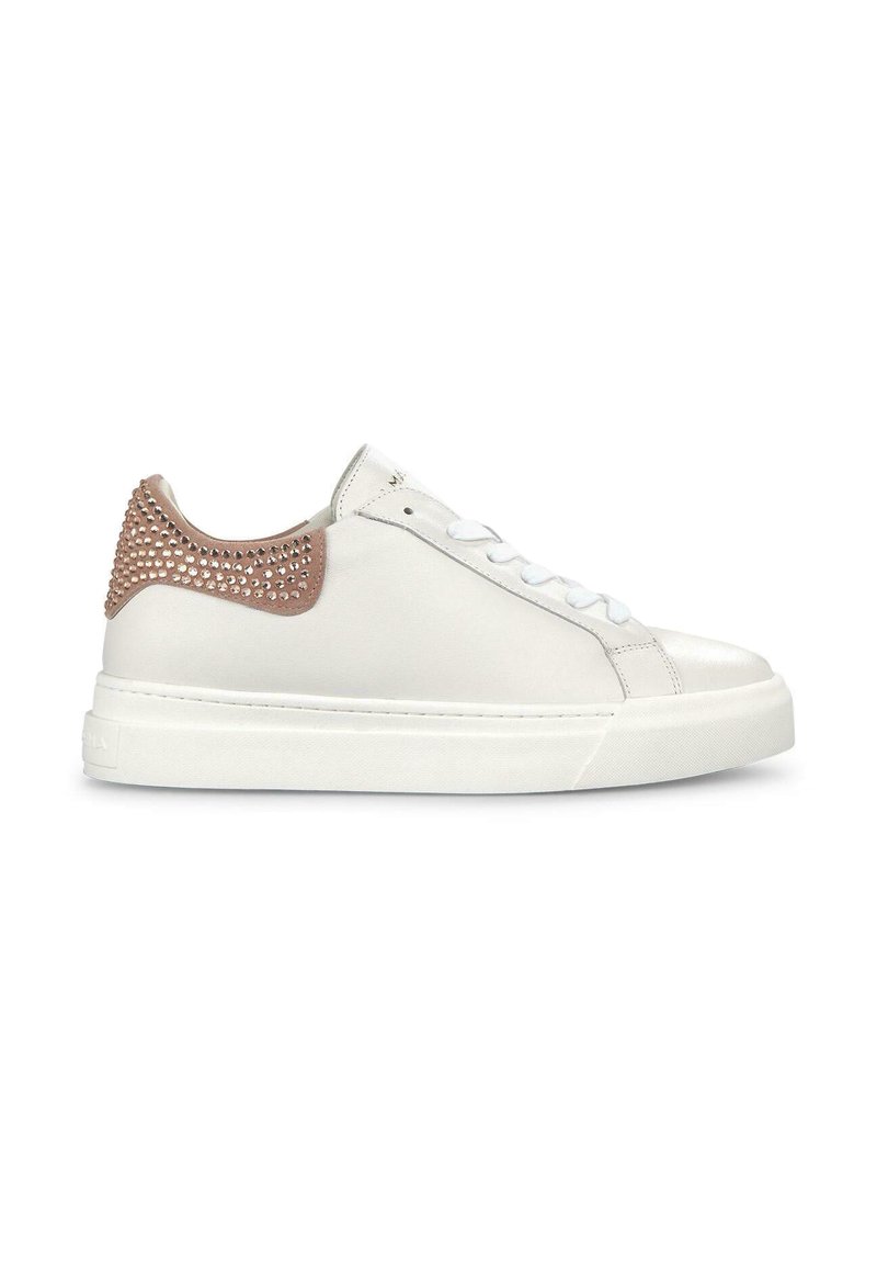Weiße Leder-Sneaker mit runder Zehenpartie und flacher Sohle. Mit einem tanfarbenen Akzent an der Ferse, der mit kleinen Strasssteinen verziert ist. Schnürdesign.