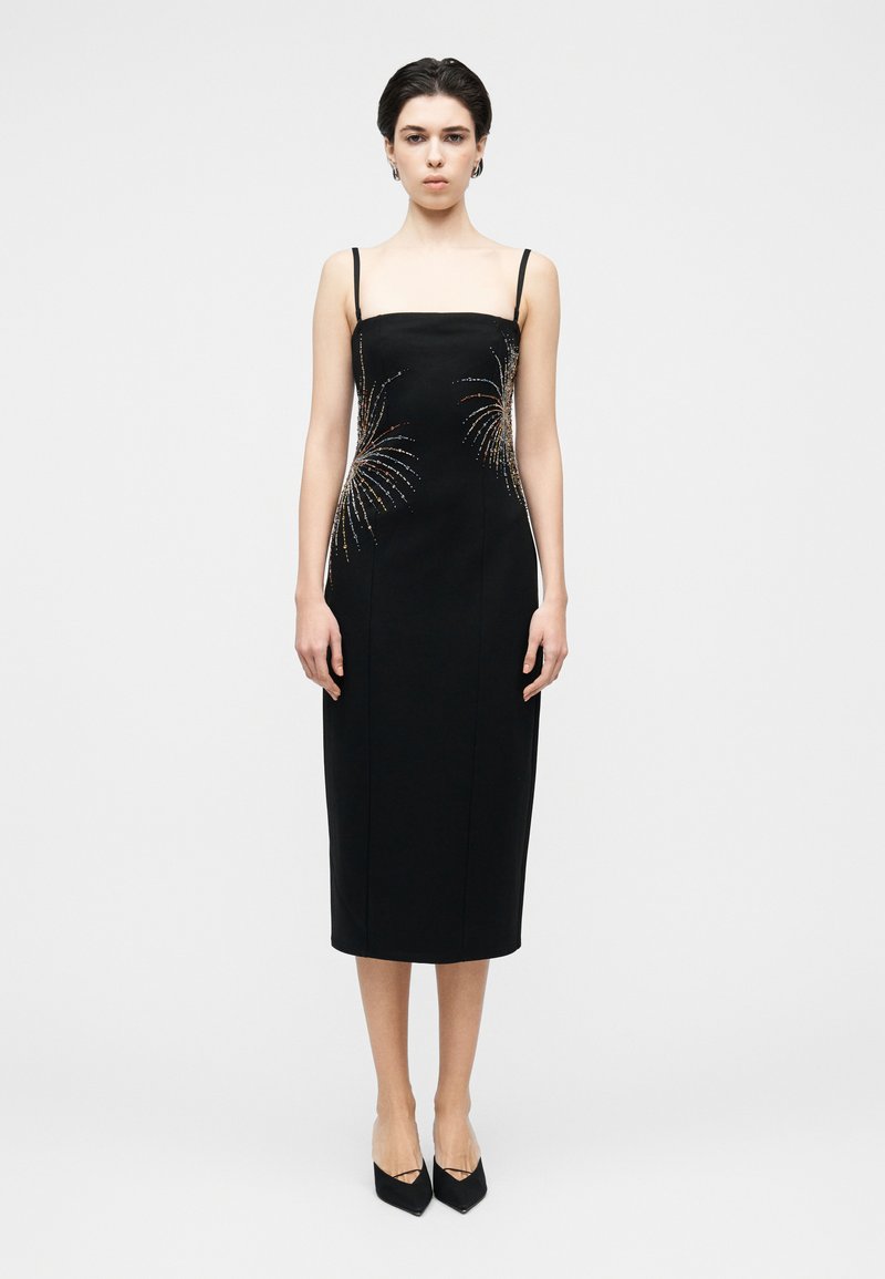 Fekete midi ruha vékony pántokkal, oldalain színes, flitteres tűzijáték mintákkal. Sima anyag, testhez simuló szabás, térd alá ér�ő hosszúság.
