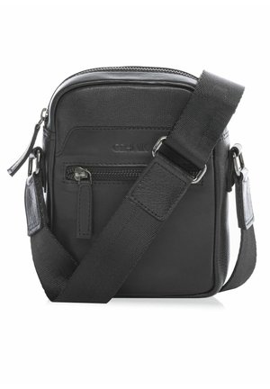 Czarna skórzana torba na ramię z przednią kieszenią na suwak, regulowanym szerokim paskiem z tkaniny oraz metalowymi suwakami.