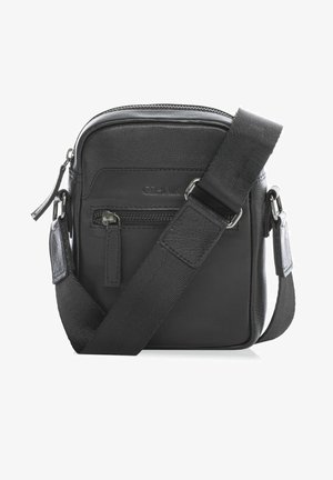 Czarna skórzana torba na ramię z przednią kieszenią na suwak, regulowanym szerokim paskiem z tkaniny oraz metalowymi suwakami.