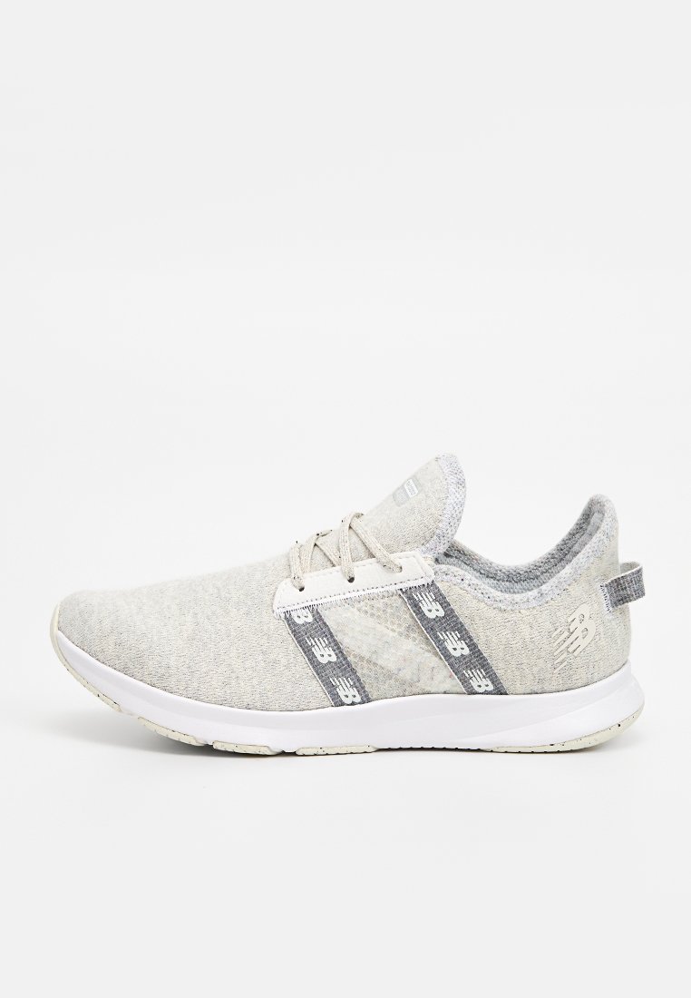 Baskets de sport gris clair en tissu texturé, avec une semelle intermédiaire blanche et des accents gris, un design à lacets et des détails de logo.