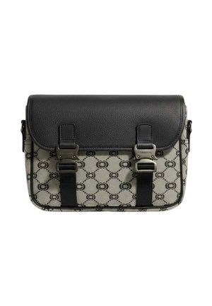 Sac bandoulière rectangulaire avec rabat noir texturé, deux fermetures à boucle en métal et corps en tissu beige à motifs circulaires.