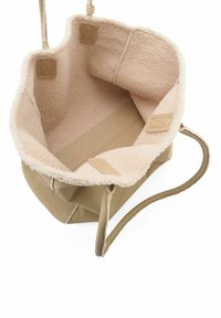 Borsa a tracolla in pelle beige con un interno rosa fluffy. Presenta due pannelli laterali, una base piatta beige e lunghe tracolle.