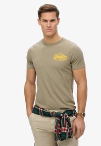 Unselected, light khaki green