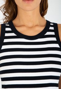 Czarny i biały pasiasty top na ramiączkach o prążkowanej strukturze i okrągłym dekolcie. Ramiączka są czarne, a materiał wygląda na miękki i dopasowany.