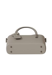 Graue Lederhandtasche mit runder Form, kurzem Henkel, Nähdetails und metallischen Beschlägen am Boden. Ein Anhänger für die Markenkennzeichnung ist befestigt.