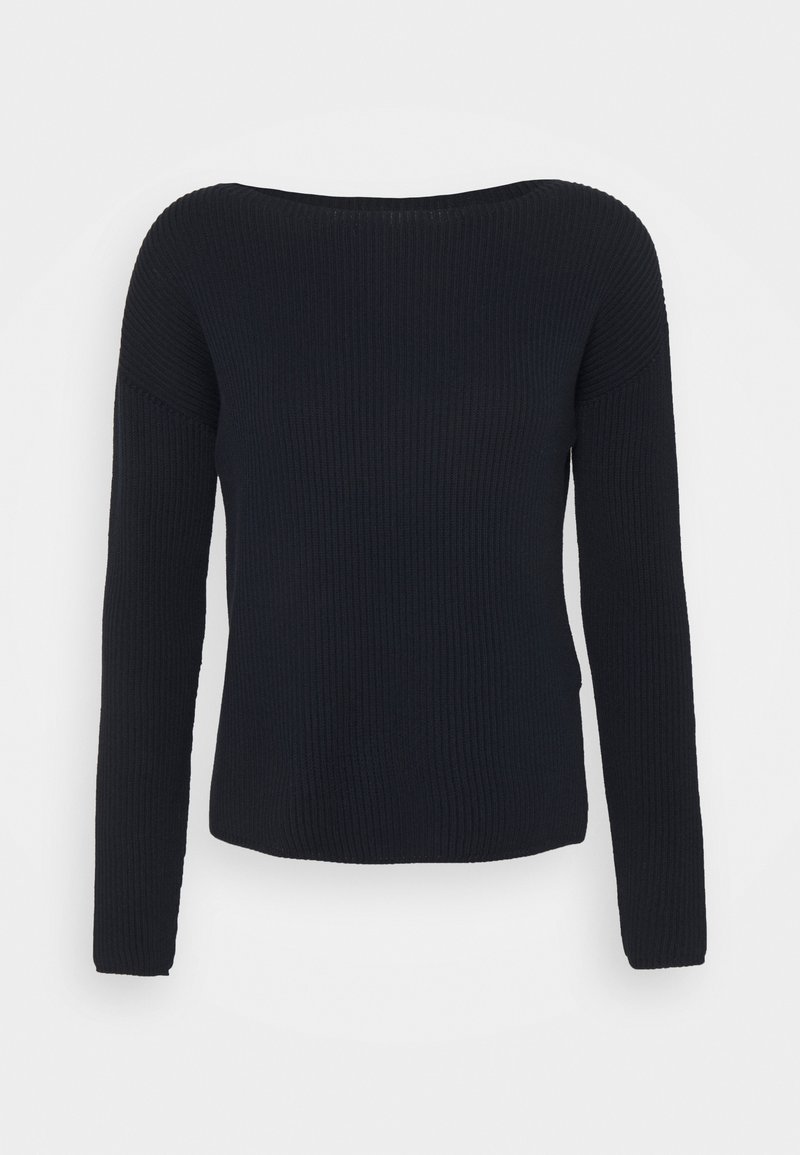 Pull noir à manches longues en maille côtelée avec un large col bateau et une silhouette ajustée sur fond blanc.