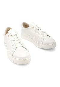 Białe skórzane sneakersy o teksturowanym wykończeniu, okrągłym czubku, sznurowanym przodzie, złocistych oczkach i gumowej podeszwie. Minimalistyczny design z delikatnymi akcentami.