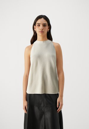 Top senza maniche grigio chiaro con superficie testurizzata, scollatura alta e vestibilità rilassata, abbinato a una gonna in pelle nera con cuciture visibili.