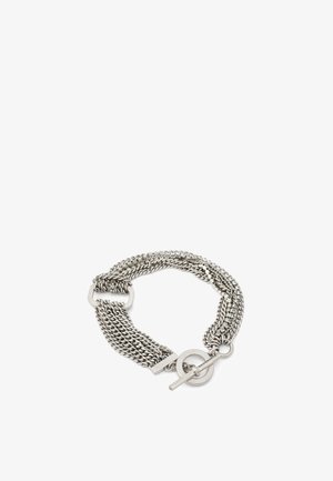 Armband aus Metallkette mit mehrsträngigem Design. Silberfarbig mit Knebelverschluss und strukturierten Gliedern für zusätzliche Details.