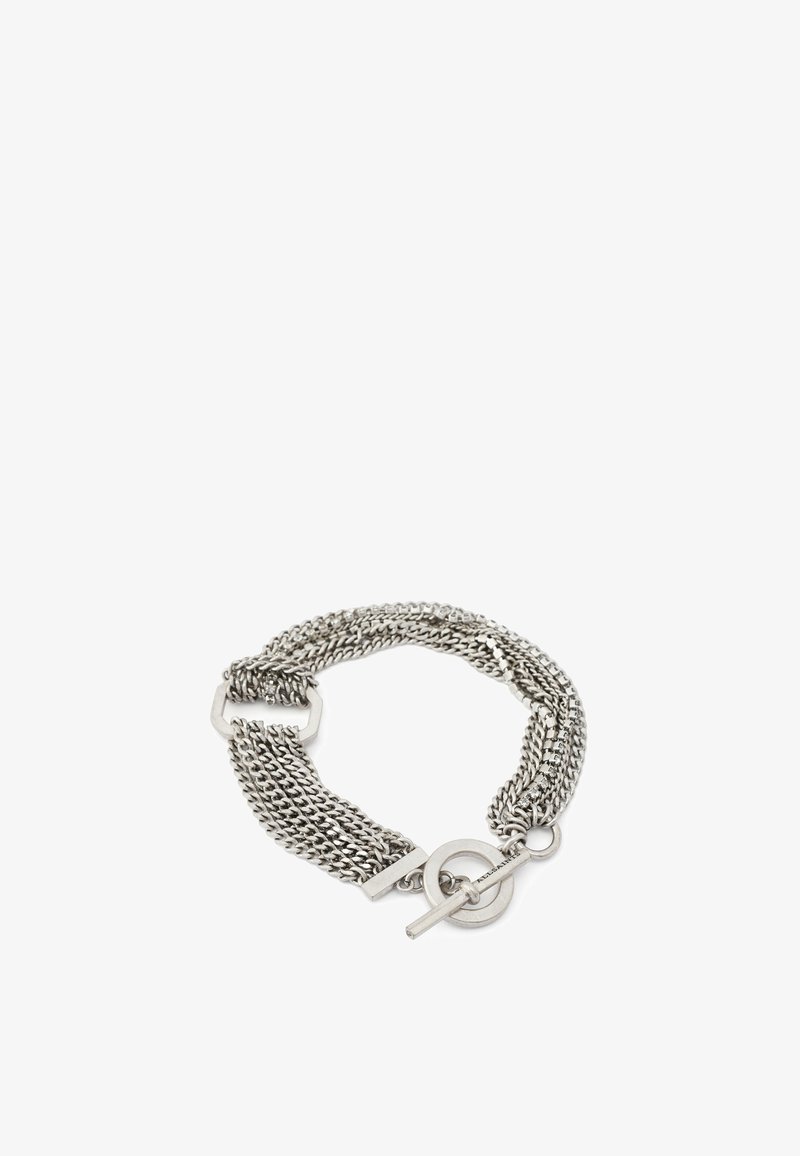 Bracelet en chaîne métallique avec un design à plusieurs brins. Couleur argentée avec un fermoir à bascule et des maillons texturés pour plus de détails.