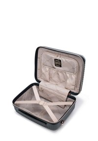 Borsa da viaggio rigida nera con interno beige trapuntato, cinturini regolabili e tasca con zip. Presenta un'etichetta di marca all'interno.