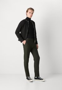 Les Deux COMO PANTS SEASONAL - Chinos tipa bikses - deep forest/charcoal