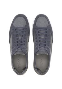 Granatowe sneakersy wykonane z płótna z teksturowanym materiałem, okrągłym noskiem i sznurowadłami. Posiadają detal z logo oraz kontrastowe przeszycia po bokach. Biała gumowa podeszwa.