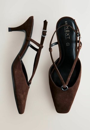 Pruun seemisnahast kõrvarihmaga kontsakingad, millel on terav nina, ristikujulised rihmad ja väike pandla detail. Tall on must ja lame.