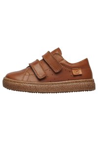 Scarpe in pelle marrone con due cinturini in velcro, dettagli di design perforato e suola in gomma testurizzata per una buona aderenza e comfort.