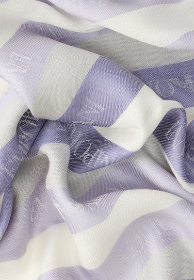 Απαλό ύφασμα με διαγώνιες λωρίδες σε λιλά και λευκό, με λεπτό κεντητό λευκό κείμενο και ομαλή, ελαφρώς ζαρωμένη υφή.
