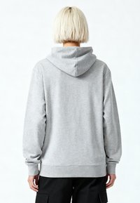 Felpa grigia con tasca a marsupio, polsini e orlo a costine. Presenta una vestibilità comoda e un cappuccio con cordini regolabili. Texture liscia.