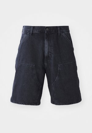Mørke denimshorts med rett snitt, store frontlommer og knappelukking; glatt tekstur og minimale sømdetaljer.