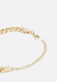 Zlata zapestnica s širokimi medsebojnimi povezavami s sijajnim zaključkom, z obročkom za zapiranje in podaljšanjem verige.