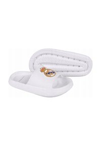 Białe sandały na slajderze z fakturowaną cholewką i podwyższoną podeszwą. Charakterystyczny, kolorowy detal z logo na pasku. Podeszwa ma wzór jodełki.