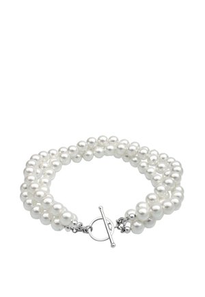 Weißes Perlenarmband mit mehreren Strängen, silberner Toggle-Verschluss, glatte Textur und einheitlich kugelförmige Perlen.