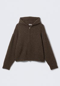 Pull à zip marron avec capuche, fabriqué dans un tissu doux et texturé. Il présente un Ourlet et des poignets côtelés, ainsi qu'une fermeture éclair à l'avant.