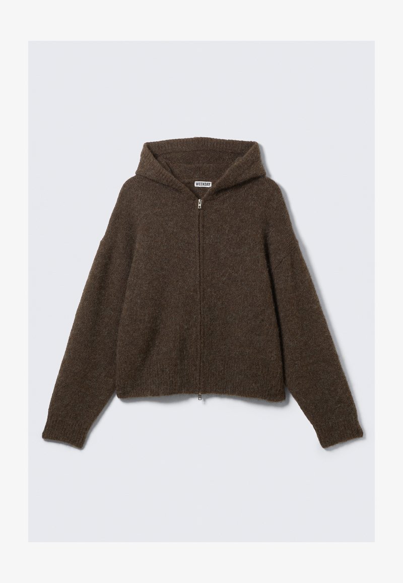 Pull à zip marron avec capuche, fabriqué dans un tissu doux et texturé. Il présente un Ourlet et des poignets côtelés, ainsi qu'une fermeture éclair à l'avant.