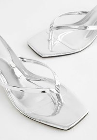 Next SIGNATURE  TOE POST REGULAR FIT - Sandales tongs - silver